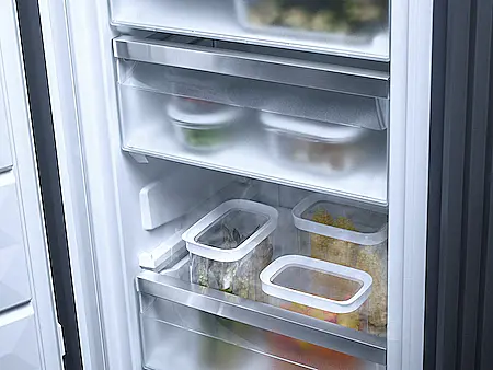 Einbau-Gefrierschrank mit NoFrost und acht Gefrierschubladen für hohen Komfort.