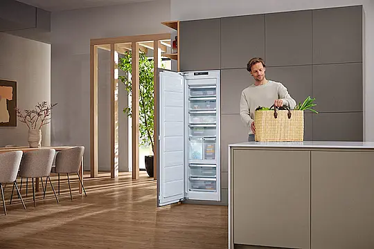 Einbau-Gefrierschrank mit ActiveDoor, IceMaker, NoFrost und acht Gefrierschubladen für max. Komfort.