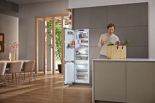 Einbau-Kühl-Gefrierkombination für den besonderen Auftritt dank PerfectFresh Active, Freeze&amp;Cool und IceMaker.