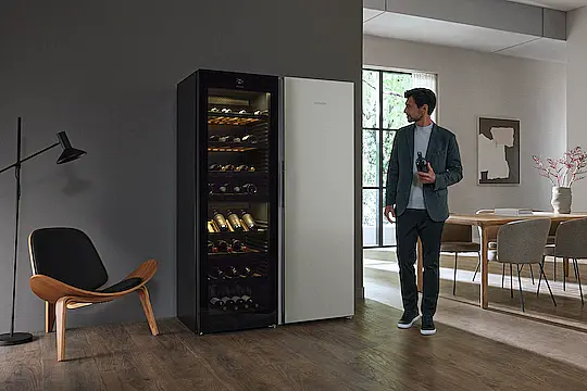 Stand-Weintemperierschrank mit PresenterFrame, zwei seperaten Temperaturzonen und ActiveHumidity.