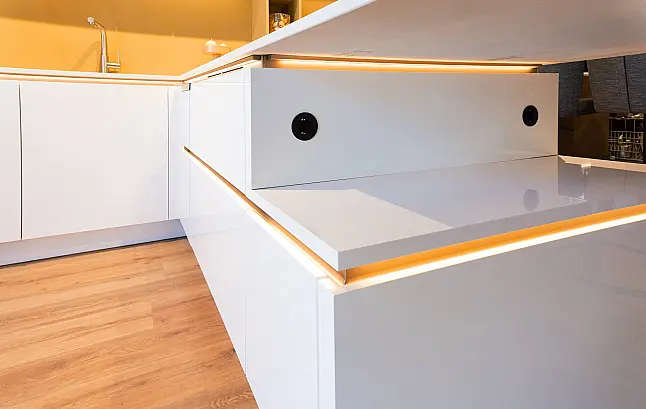 Moderne Küche mit Insel, AEG und Berbel Geräten mit Keramik Arbeitsplatten