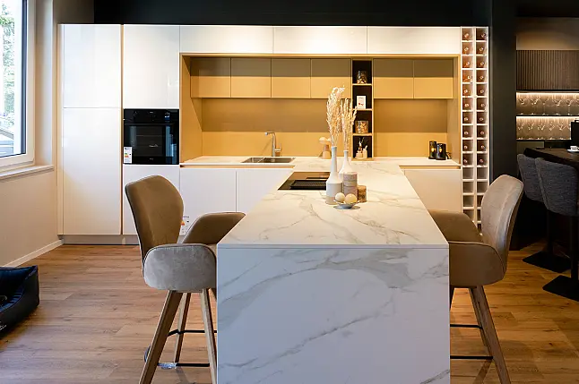 Moderne Küche mit Insel, AEG und Berbel Geräten mit Keramik Arbeitsplatten