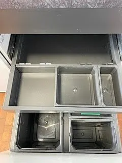 Moderne Küche mit matter Echtlack Rahmenfront und furnierter Eichenfront in Carbon MK09