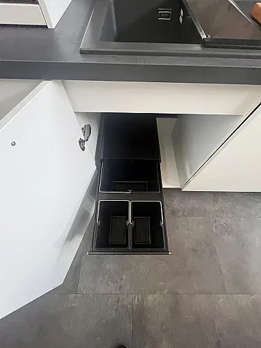 Ausstellungsküche in Kristallweiß/ Spachtelbeton Graphit