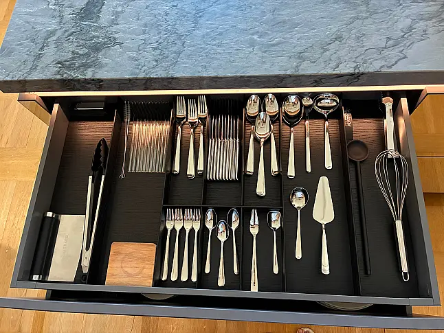 Zeile mit Insel I Designküche mit Miele-Geräten | Eiche Furnier | Premium-Ausstellung I perfekt für Altbau