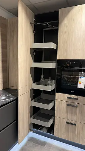 Großzügige U-Küche in eleganter Farbkombination