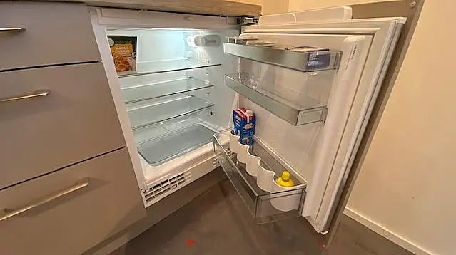Pantry Küche mit Kühlschrank &amp; Geschirrspüler