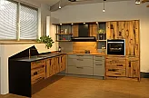 Altholzküche in Eiche, eine tolle upcycling Idee kombiniert mit farbigem Linoleum und Naturstein