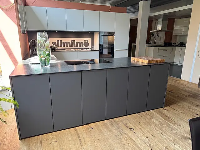 Musterküche in U-Form mit Keramik-Arbeitsplatte Frontfarbe hellgrau und anthrazit