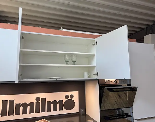 Musterküche in U-Form mit Keramik-Arbeitsplatte Frontfarbe hellgrau und anthrazit