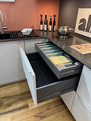 Musterküche in U-Form mit Keramik-Arbeitsplatte Frontfarbe hellgrau und anthrazit