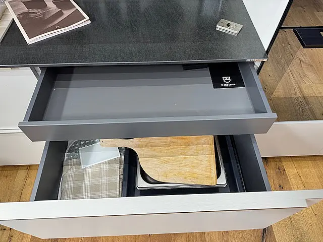 Musterküche in U-Form mit Keramik-Arbeitsplatte Frontfarbe hellgrau und anthrazit