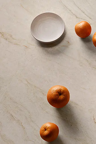 Designküche mit Insel und Nische inkl. Montage*, Rillenfront aus Echtholzfunier, Keramik von Neolith, Geräte von Miele &amp; Bora