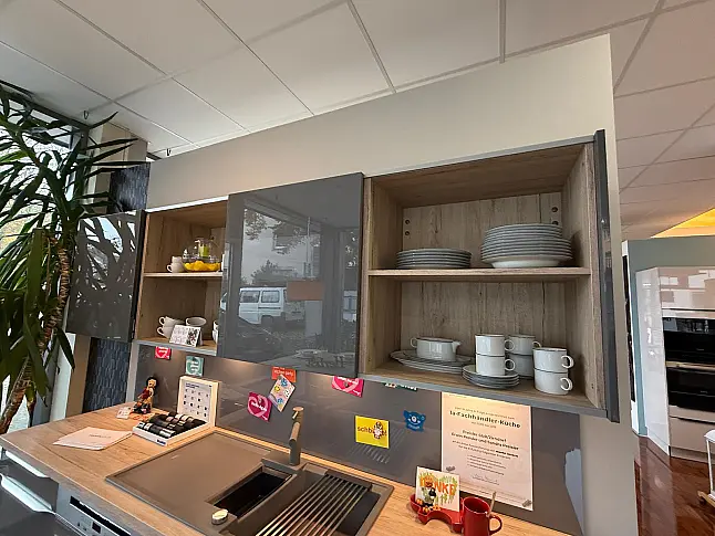 Ausstellungsküche mit Kochinsel &amp; verschiebbarer Thekenplatte