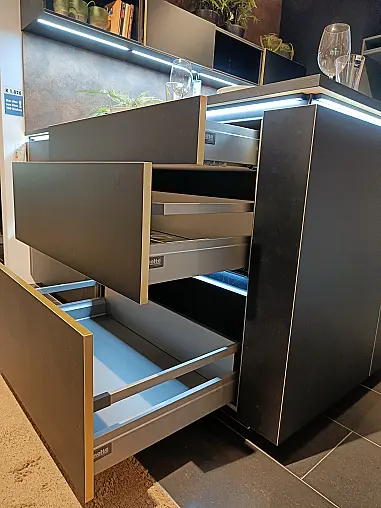 moderne Einbauküche mit Hochschränken