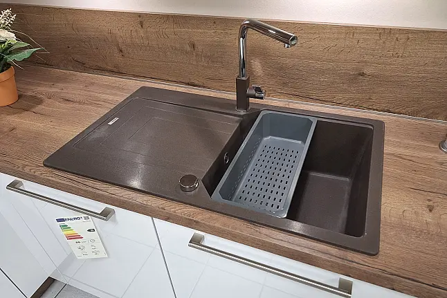 Große L-Küche mit Nischenverkleidung und Design-Haube!