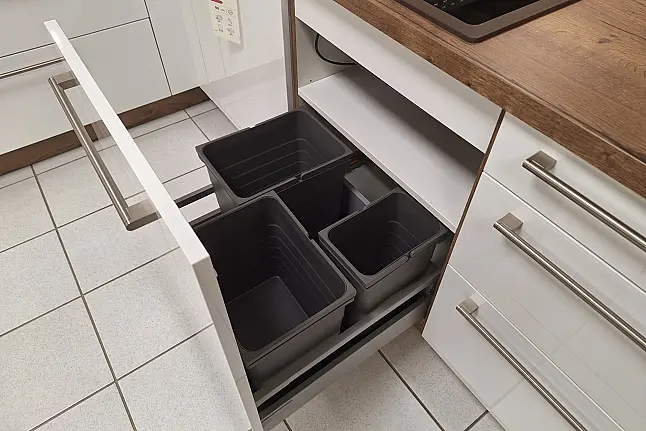 Große L-Küche mit Nischenverkleidung und Design-Haube!