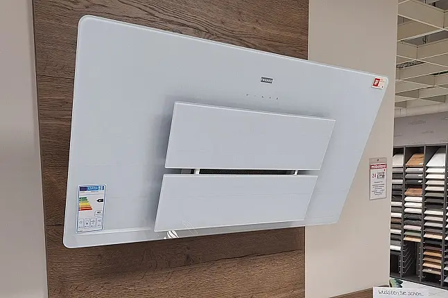 Große L-Küche mit Nischenverkleidung und Design-Haube!