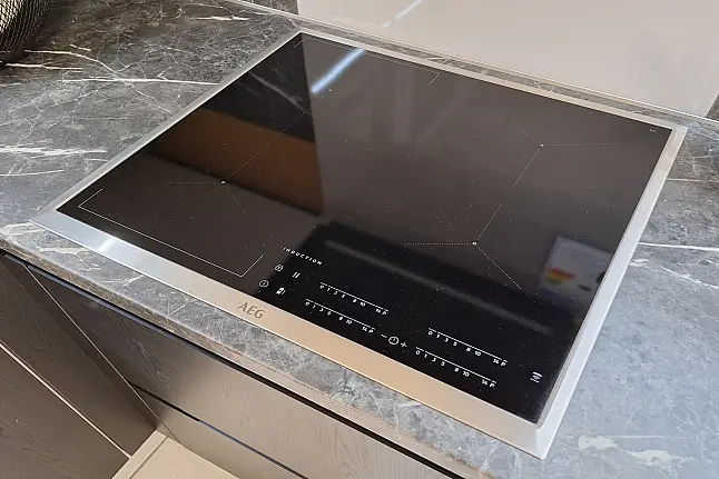 L-Küche Structura grifflos bzw. Griffleiste in Schwarz-Weiß!