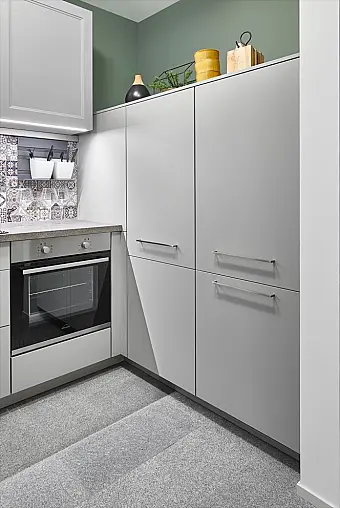 Exklusive Messeküche - U-Küche auf kleinem Raum perfekt ausgenutzt - Lacklaminat Steingrau - XL