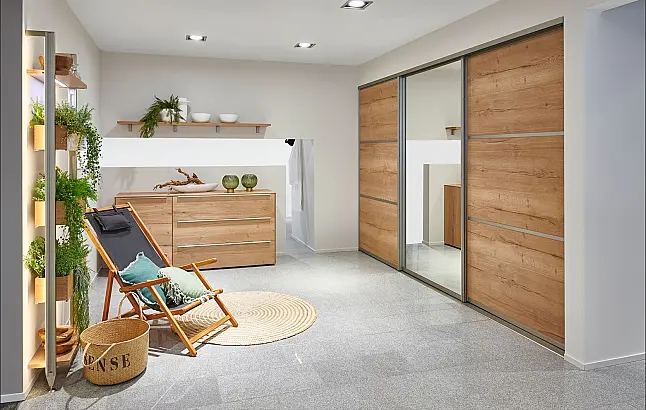 Exklusives Badezimmer verdeckt mit Schiebetüren - Sideboard - Regale - Waschtisch &amp; LED-Spiegel
