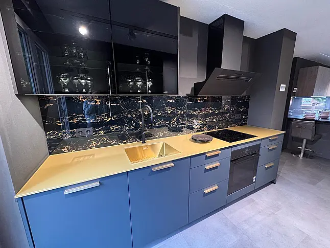 Blaue Küche mit Glas Arbeitsplatte und modernem Design