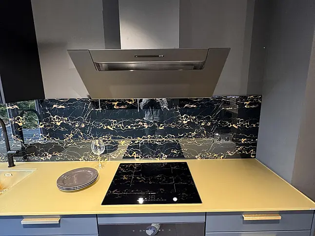 Blaue Küche mit Glas Arbeitsplatte und modernem Design