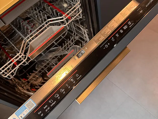 Blaue Küche mit Glas Arbeitsplatte und modernem Design