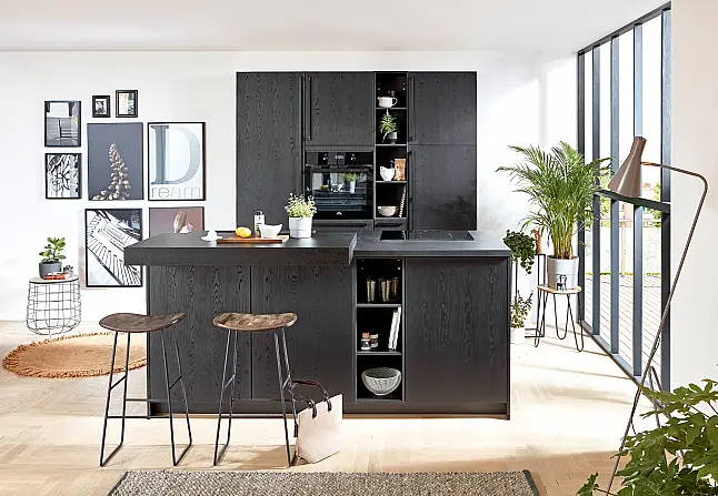 092502  Stylische Küchenkombination mit Fronten in Eiche Nero Nachbildung / Arbeitsplatte in Schwarz strukturiert