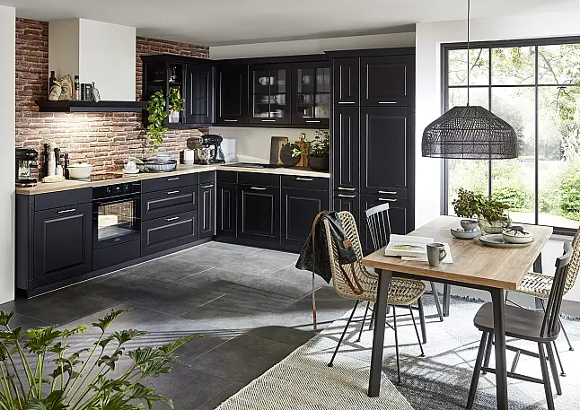082504 Landhausstil mit Fronten in Lack, Schwarz matt / Arbeitsplatte in Eiche San Remo Nachbildung XL-Höhe