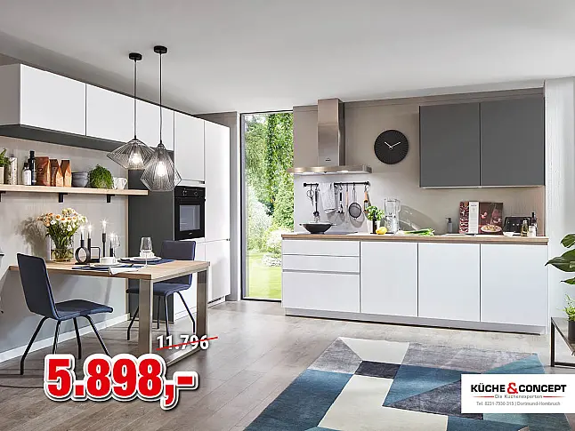 Moderne Eínbauküche mit Fronten in Lack Weiß