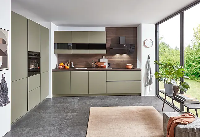 062601 - Grifflose  Küchenkombination mit Fronten in Lack, Olive Premium matt / Arbeitsplatte und Nischenverkleidung in Walnuss natur Nachbildung  Wandschränke mit Glas-Einsatz