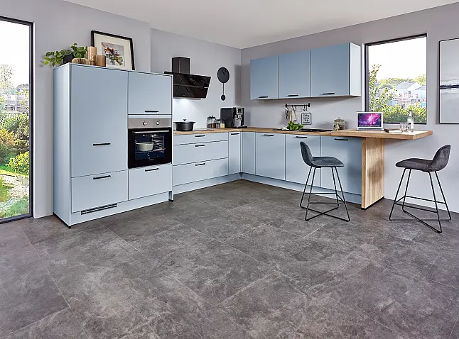 102503  Stylische Winkelküche mit Fronten in Lack, Sky Premium matt / Arbeitsplatte und Ansatztisch in Endgrain Oak Nachbildung / ohne Stühle