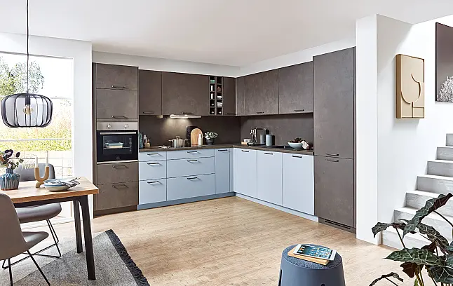 102502  Moderne Winkelküche / Lackfronten, / Arbeitsplatte und Nischenverkleidung