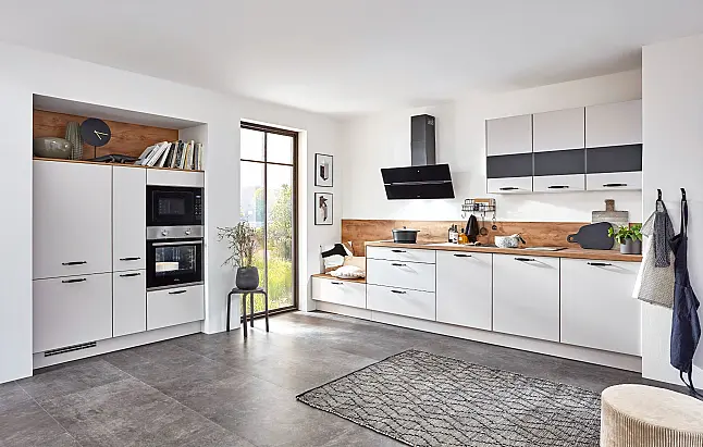 012605 Aktuelle Küchenkombination, Seidengrau Perfekt Matt-Lack, Arbeitsplatte und Nischenverkleidung in Master-Oak Nachbildung