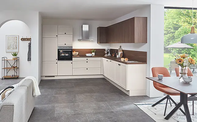 042603 - Landhausstil mit Fronten in  Lack, Sand matt / Arbeitsplatte,  Wandschränke, Regale und  Nischenverkleidung in  Nussbaum Milano  Nachbildung / Korpus in Sand /  ohne Tisch und Stühle