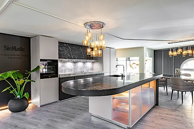 SieMatic Mondial Luxus Pure in Lack-Holzkombination kieselgrau/Eiche schwarzmatt