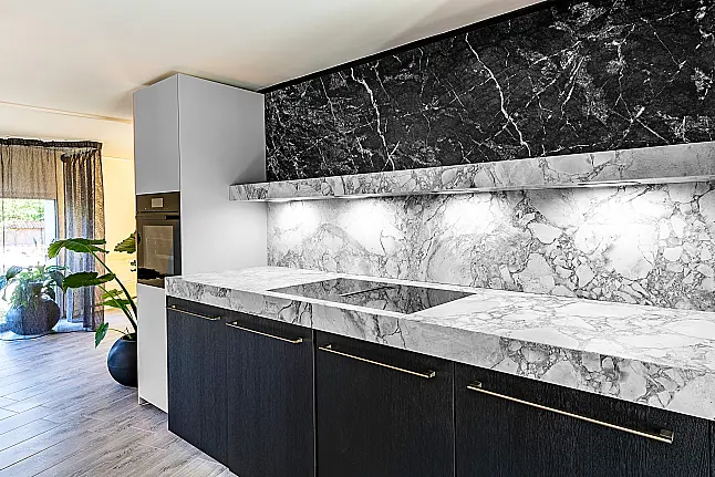SieMatic Mondial Luxus Pure in Lack-Holzkombination kieselgrau/Eiche schwarzmatt