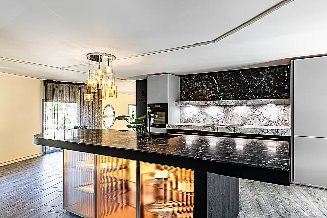 SieMatic Mondial Luxus Pure in Lack-Holzkombination kieselgrau/Eiche schwarzmatt