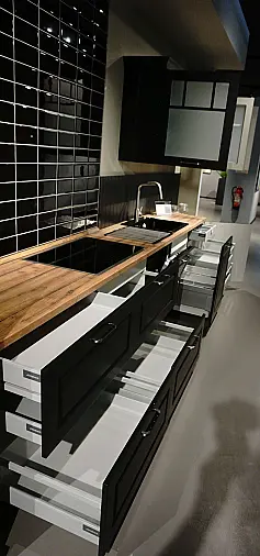 schwarz Seidenmatt lackiert