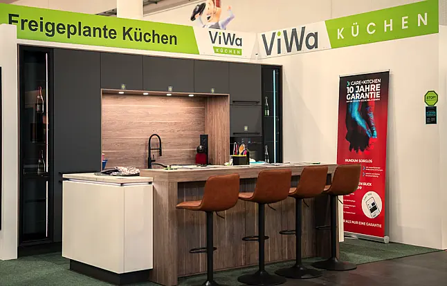 Moderne Mattlack Küche mit Kochinsel - Baumesse 2025