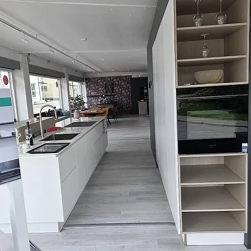 Moderne Design Küche mit Keramikplatte in hochglanz in trendigem weiß