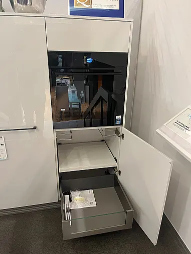 Ballerina Designküche Smart Glas Achatweiß mit schwarzer Keramik