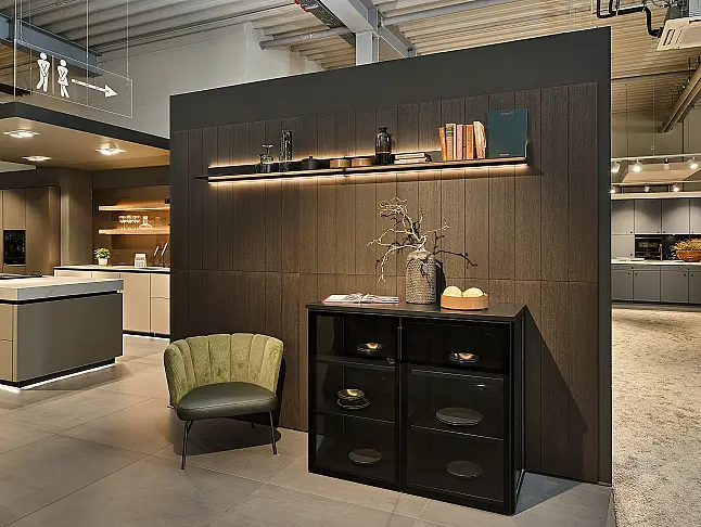 Koje 16 KL: Hoekkeuken met donkere eiken fronten en keramisch werkblad