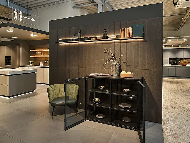 Koje 16 KL: Eckküche mit dunklen Eichenfronten und Keramik Arbeitsplatte