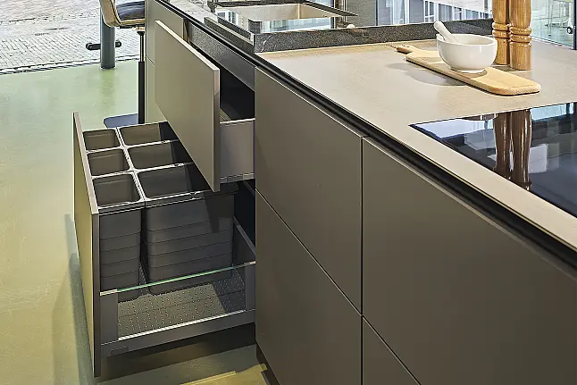 Koje 21 KH: Große, luxuriöse Inselküche in Fischgrätoptik mit Theke und Granit Arbeitsplatte