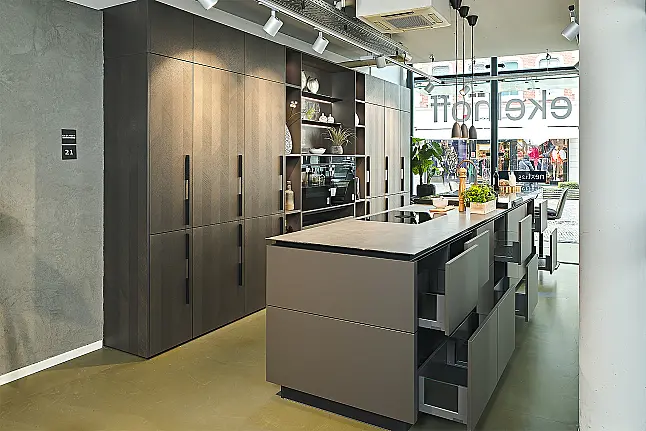 Koje 21 KH: Grote, luxe eilandkeuken met visgraatstructuur, bar en granieten werkblad