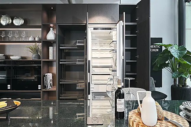 Koje 21 KH: Grote, luxe eilandkeuken met visgraatstructuur, bar en granieten werkblad