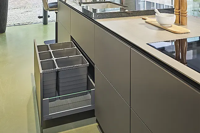 Koje 21 KH: Grote, luxe eilandkeuken met visgraatstructuur, bar en granieten werkblad