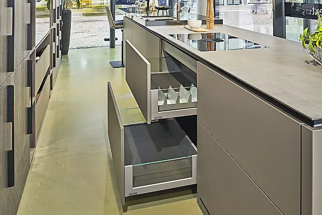 Koje 21 KH: Grote, luxe eilandkeuken met visgraatstructuur, bar en granieten werkblad